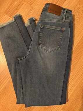 Judy Blue Light Wash Cropped Frayed Hem Skinny Jeans. Size 3/26. NWOT